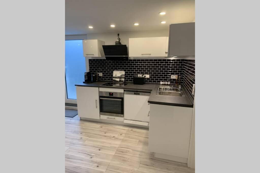 Modern Business Apartment: Central Bonn with Parking Exterior photo